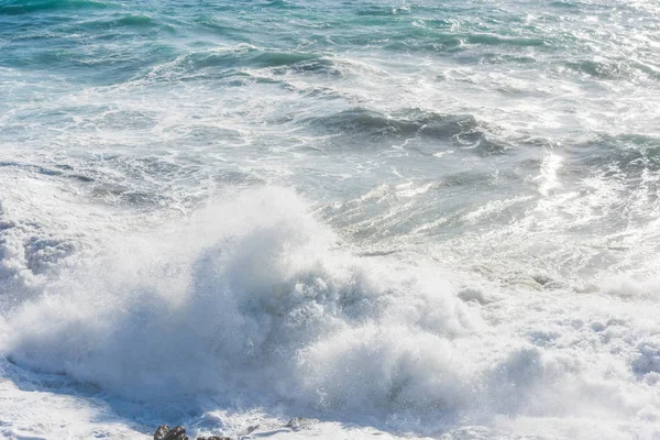 Wave crashen in Porto Ferro kust — Stockfoto