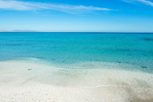 Türkisfarbenes Wasser an der Küste von Stintino — Stockfoto