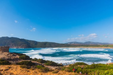 Porto Ferro wndy günde üzerinde büyük dalgalar