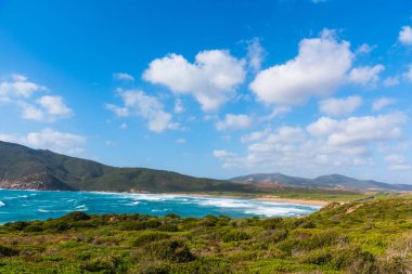 Rüzgarlı bir günde Porto Ferro üzerinde bulutlar