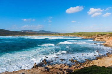 Porto Ferro kıyı şeridi dalgalarda