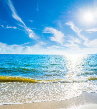 Alghero kıyı üzerinde parlayan güneş