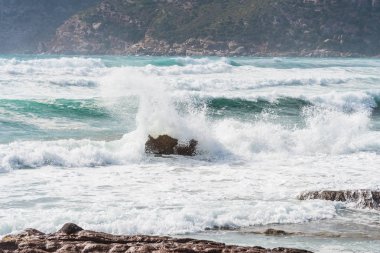 Dalga kayaya çarpıyor.