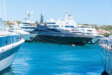 Porto Cervo limanında yatlar. Sardunya, İtalya