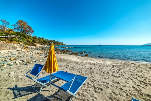 A homok napernyőt és strand szék — Stock Fotó