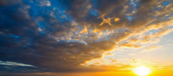 Mörka moln vid solnedgången — Stockfoto