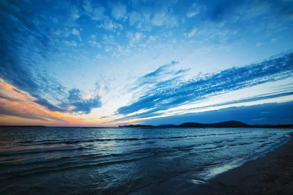 Blå himmel över havet vid solnedgången — Stockfoto