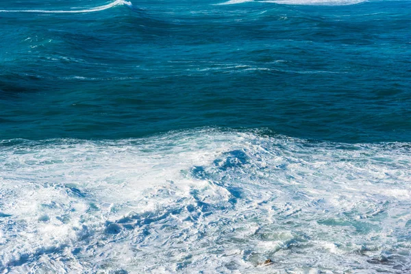 Волны в синем море — стоковое фото