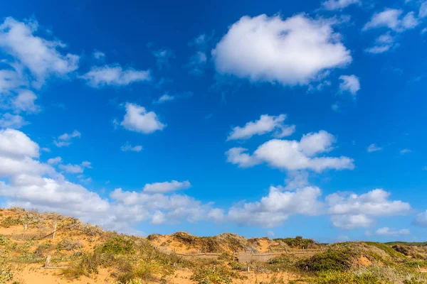 Cielo con nuvole sopra dune di sabbia — Foto Stock