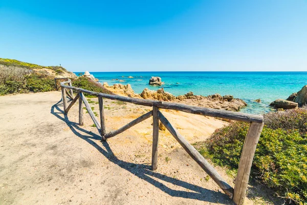 Holzgeländer am Strand von scoglio di peppino — Stockfoto