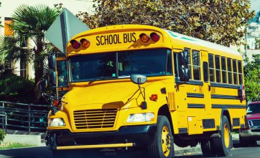 Okul otobüsü okula park etti 