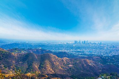 Los Angeles üzerinde mavi gökyüzü