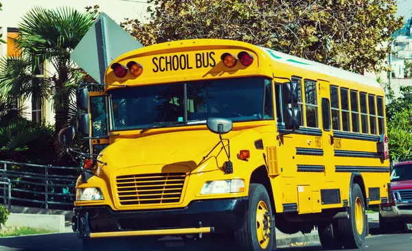 Okul otobüsü okula park etti 