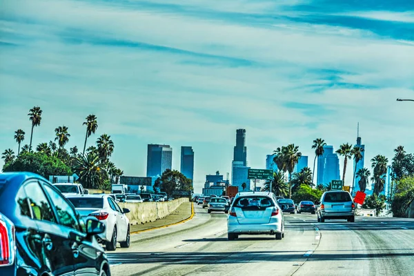 Tráfico en la autopista de Hollywood con el centro de Los Ángeles en el fondo — Foto de Stock