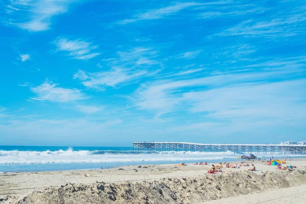 Pessoas em Pacific Beach em um dia ensolarado — Fotografia de Stock