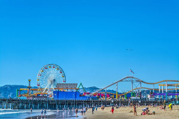 Ludzie przez molo Santa Monica beach — Zdjęcie stockowe