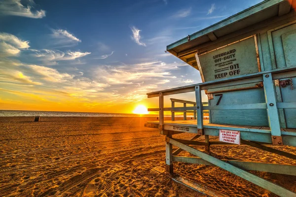 Capanna del bagnino a Malibu al tramonto — Foto Stock