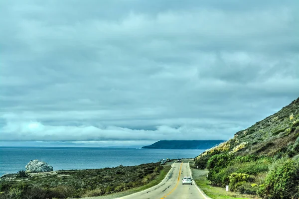 Συννεφιασμένο ουρανό πάνω από Pacific Coast Highway — Φωτογραφία Αρχείου