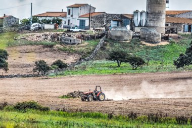 Kahverengi bir alan traktör pulluk