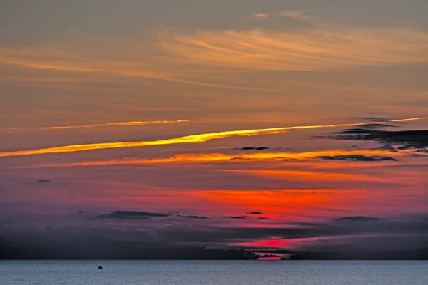 Bateau seul dans la mer au coucher du soleil — Photo