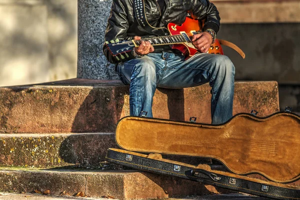 Гитарист играет на улице — стоковое фото