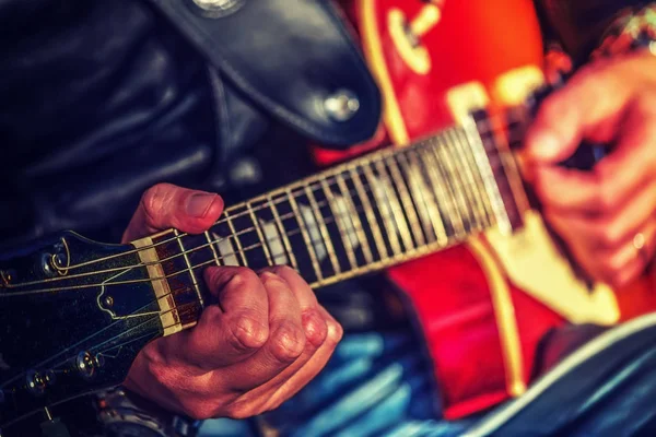 Gitara gracz ręce — Zdjęcie stockowe
