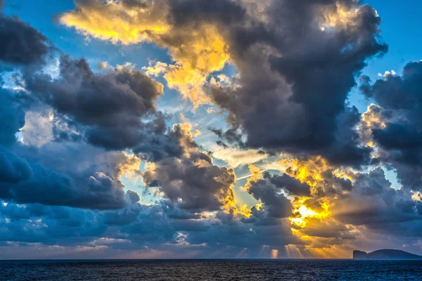 Ciemne chmury nad Capo Caccia o zachodzie słońca — Zdjęcie stockowe