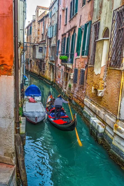 Gondolier en un pequeño canal en Venecia — Foto de Stock