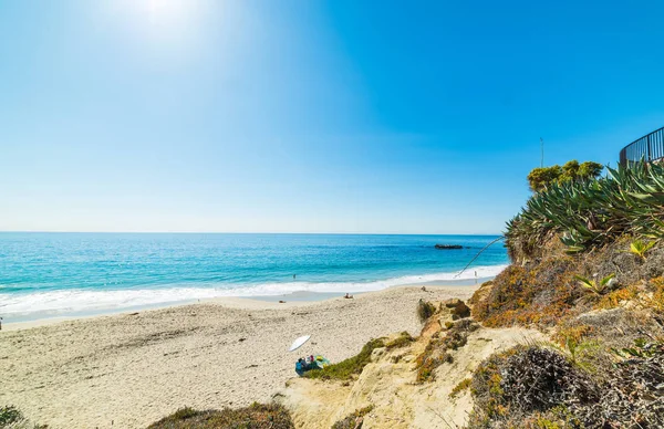Sol brillando sobre Laguna Beach en un día despejado — Foto de Stock