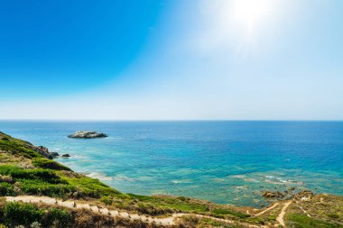 Sahile Sardinya üzerinde parlayan güneş