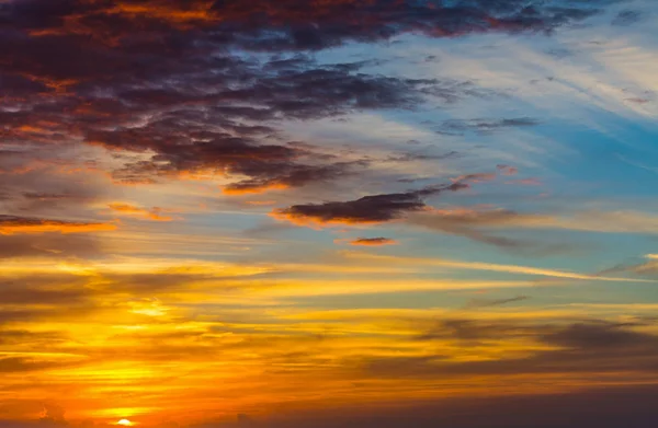 Dramatischer Himmel mit Wolken in der Abenddämmerung — Stockfoto