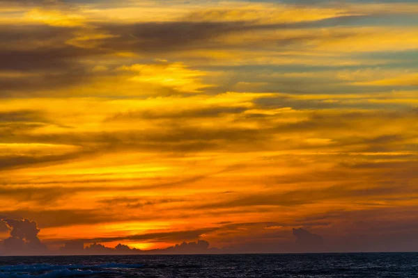 Nuages sur la mer au coucher du soleil — Photo