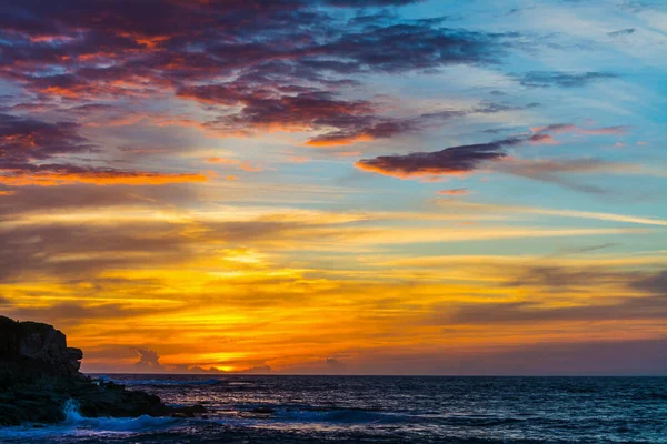 Темні хмари над берегом на заході сонця — стокове фото