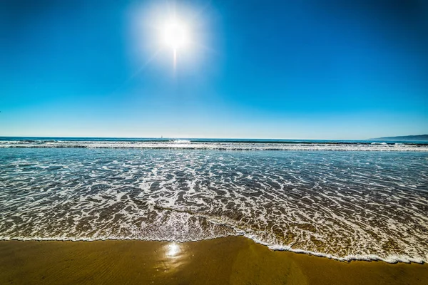 Santa Monica sahil boyunca parlayan güneş — Stok fotoğraf