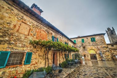 Masa ve sandalye Monteriggioni ana meydanında