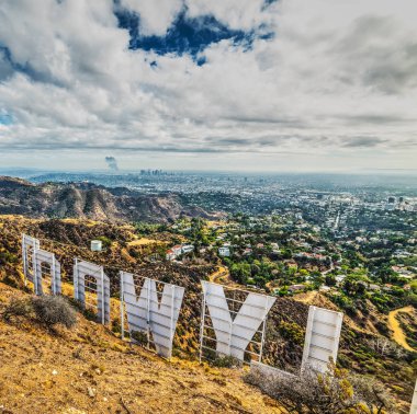 Hollywood işaret bir bulutlu gökyüzü altında