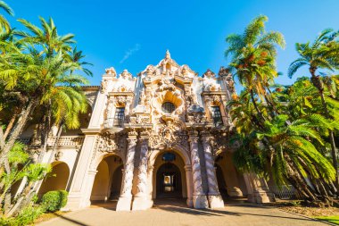 Casa del Prado Balboa Park palmiye ağaçlarıyla