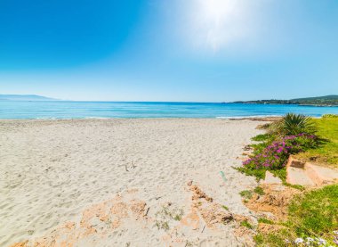 Le Bombarde sahil boyunca parlayan güneş