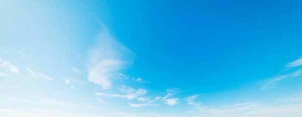 青い空と小さな雲 — ストック写真