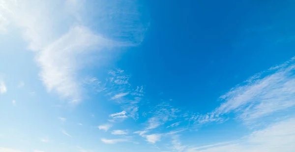 巻雲とカリフォルニアの青い空 — ストック写真