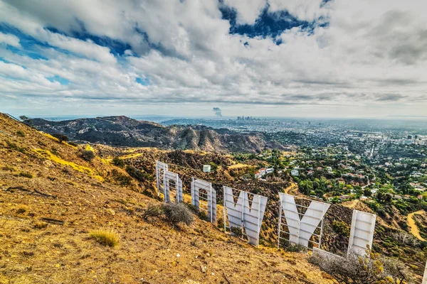 Hollywood işaret bir bulutlu gökyüzü altında