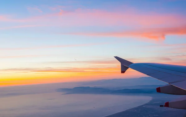 Fliegen über los angeles bei Sonnenuntergang — Stockfoto