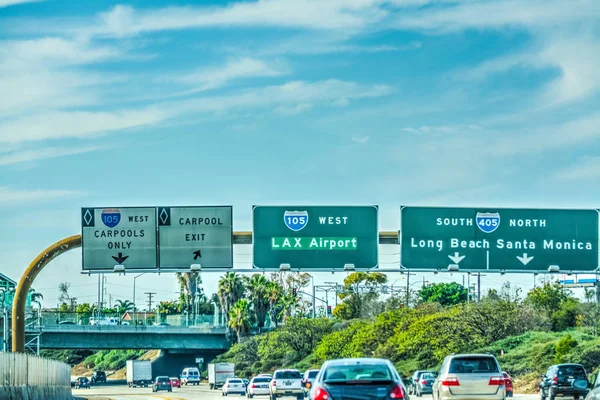 Lax exit tecken på 105 freeway — Stockfoto