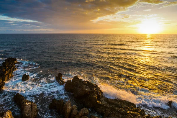 Rocky shore under a bright sun at sunset — Stock Photo, Image