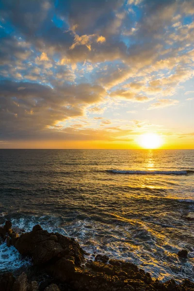 日落时阿尔盖罗岩石海岸上五颜六色的天空 — 图库照片