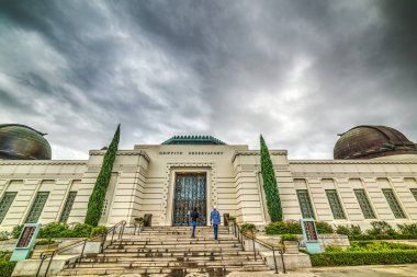 Griffith Gözlemevi üzerinde dramatik gökyüzü