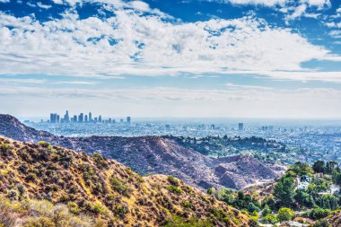 Los Angeles üzerinde bulutlu gökyüzü