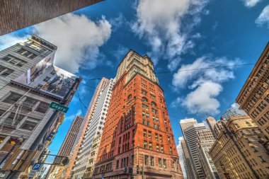 Kearny ve Geary kavşak içinde gökdelenler