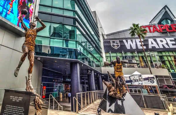 Magia y Kareem estatuas en Staple Center — Foto de Stock