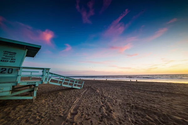 Colorful sky over a lifeguard hut — Stock Photo, Image